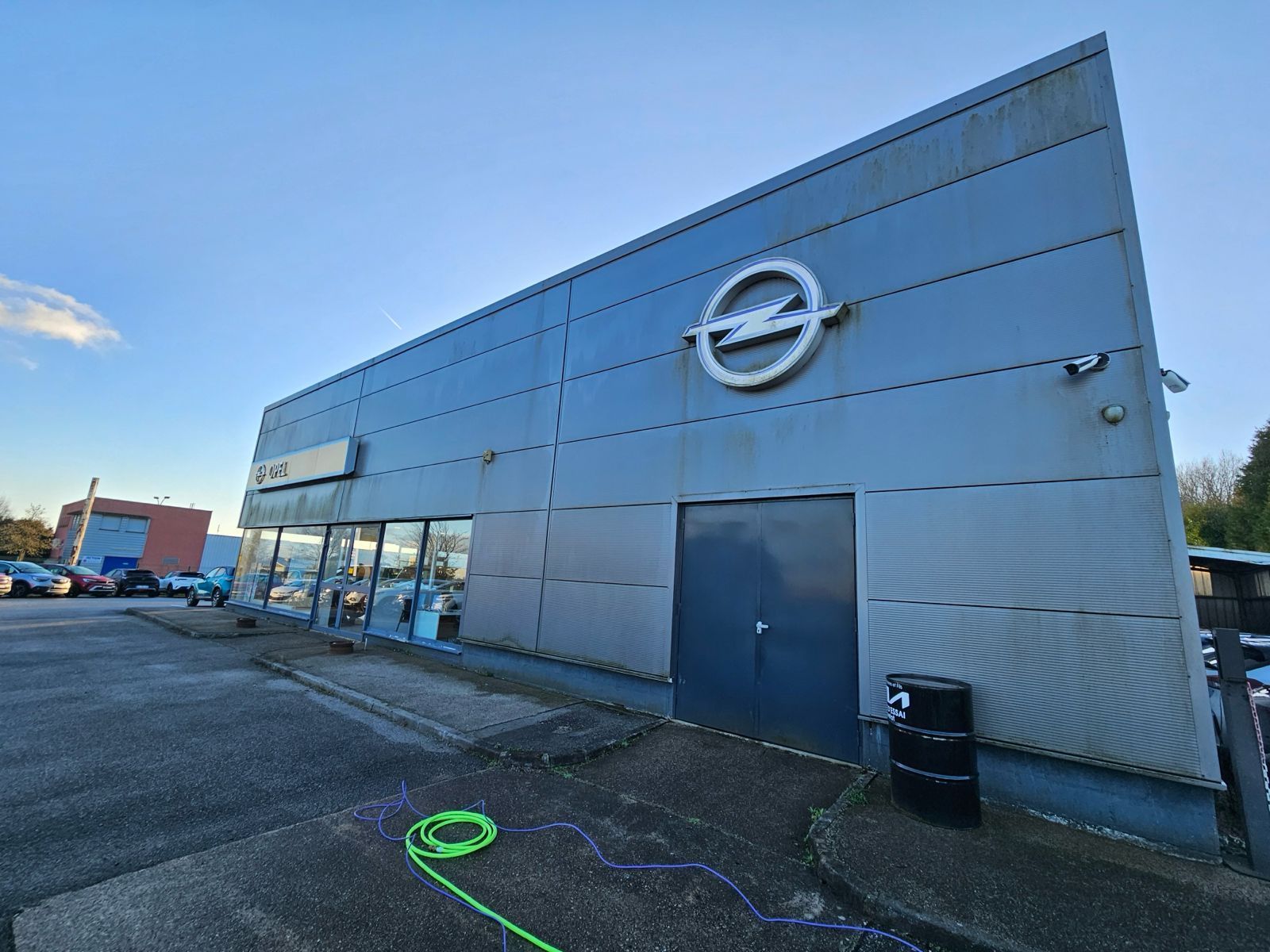 Façade de la concession Opel à Yvetot avant nettoyage par Geagi