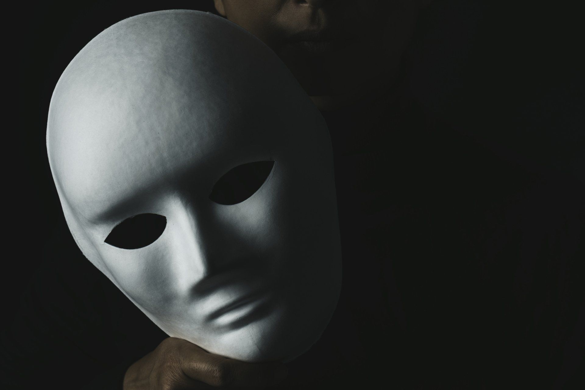 nascondersi dietro una maschera