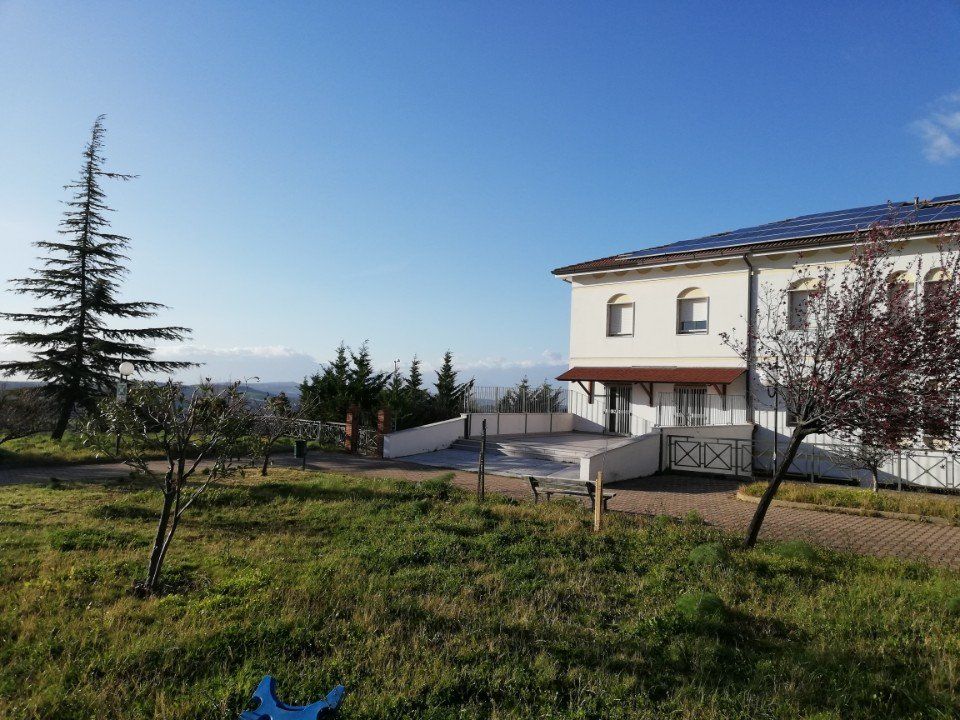 Un'infermiera che assiste un'ospite della casa di riposo