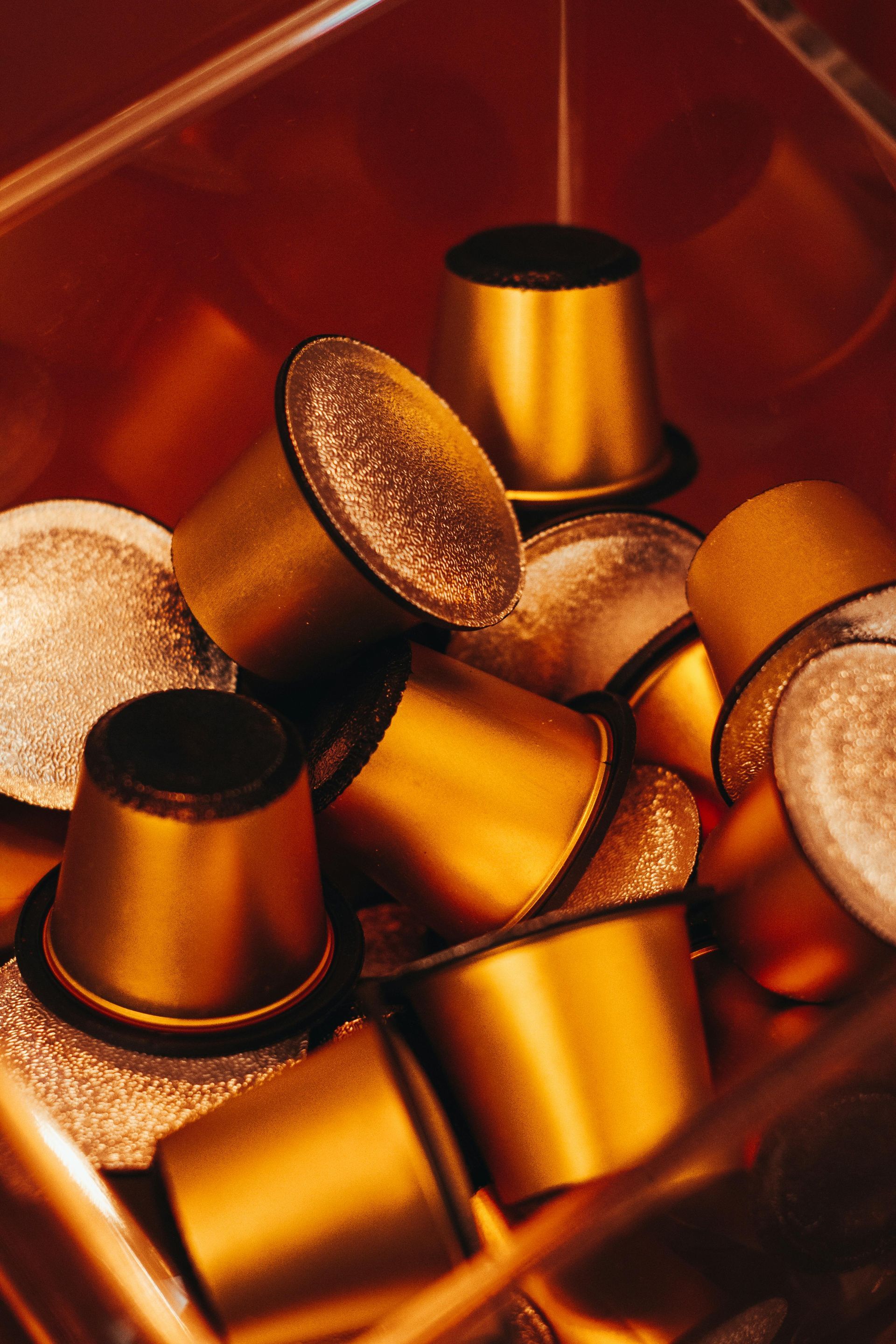 Embalagem automatizada de cápsulas de café com vedação de alta precisão e preservação do aroma.