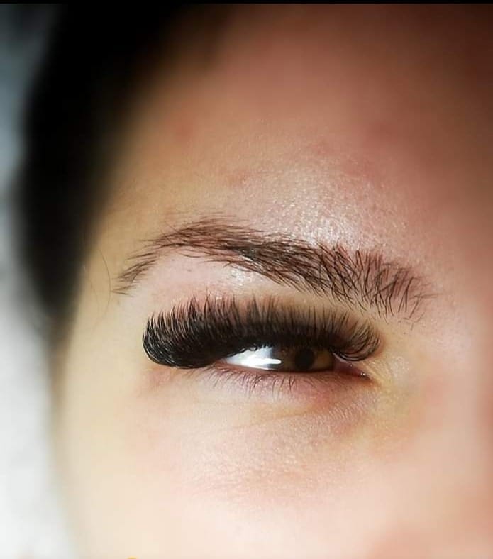 perfekte Wimpern im Beauty-Studio