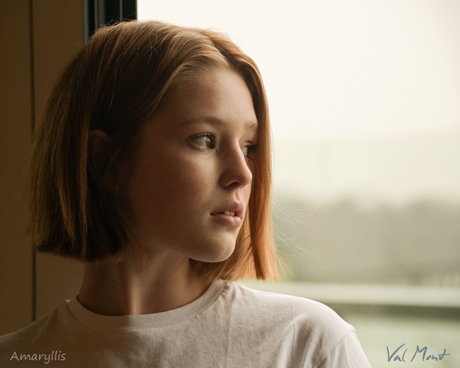 tfp shooting mädchen model mit pagenschnitt am fenster