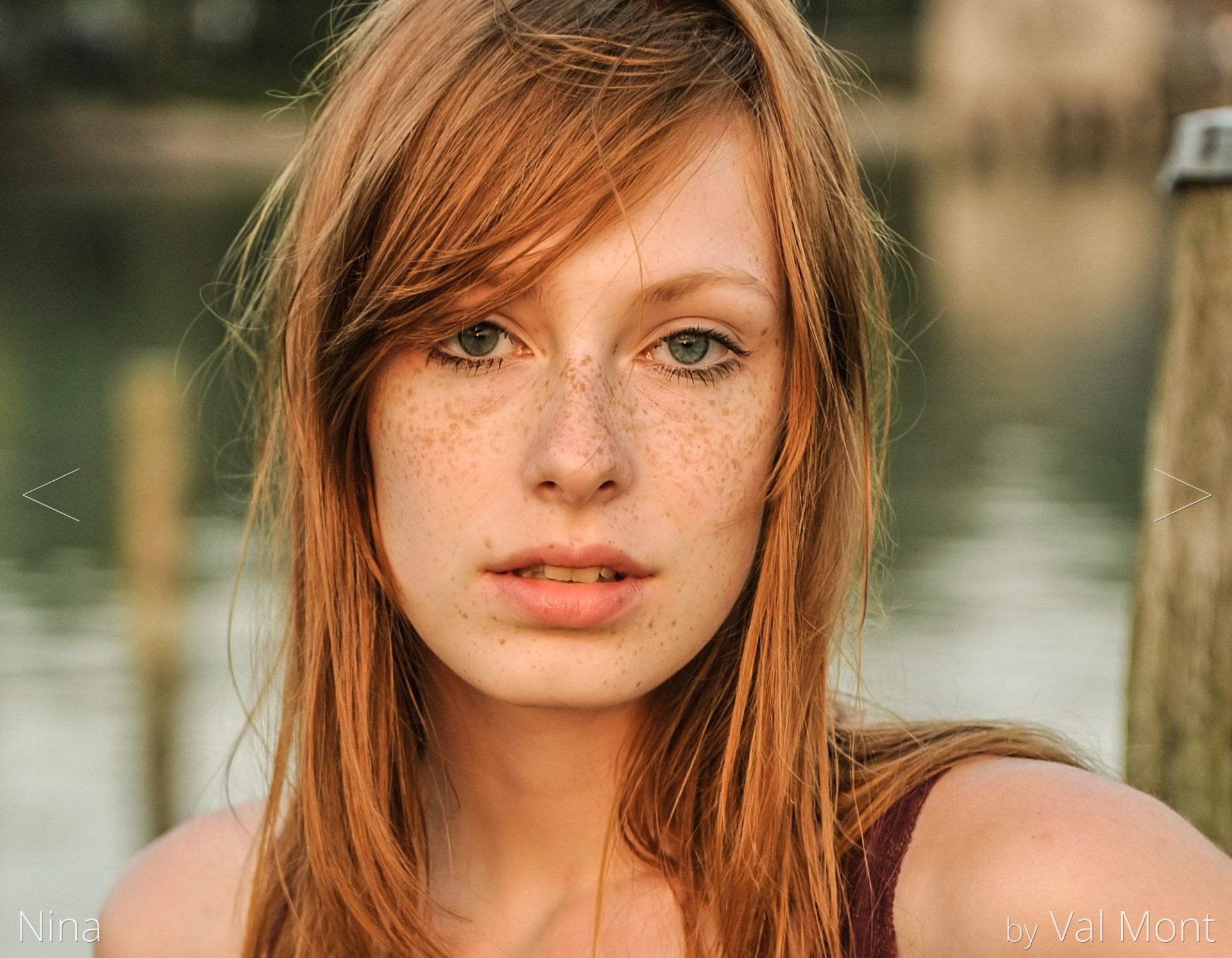 tfp shooting rothaariges mädchen foxy girl mit sommersprossen am see blickt in die kamera