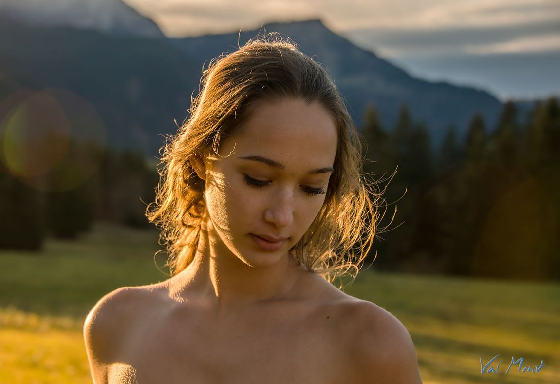 Mädchen beim tfp-Shooting im Golden Light mit dem Fotografen Val Mont in den Tiroler Bergen, schulterfrei, gesenkter Blick, sehr romantisch und ästhetisch
