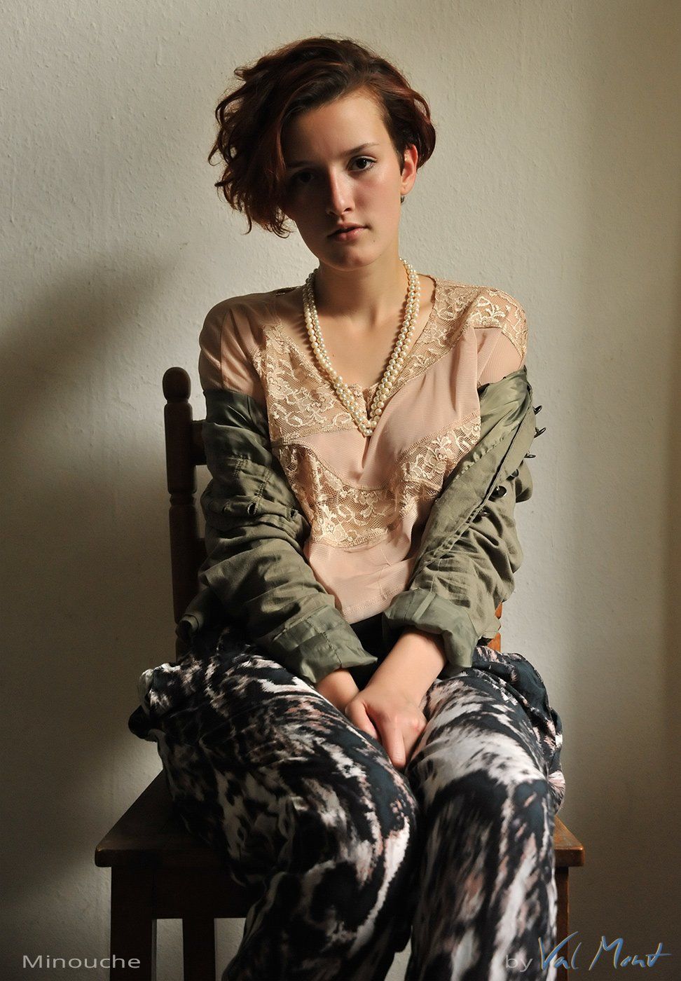 tfp shooting mädchen mit kurzen roten haaren am fenster available light