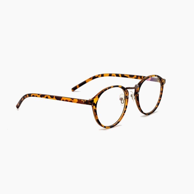 Un par de gafas con montura con estampado de leopardo sobre fondo blanco.