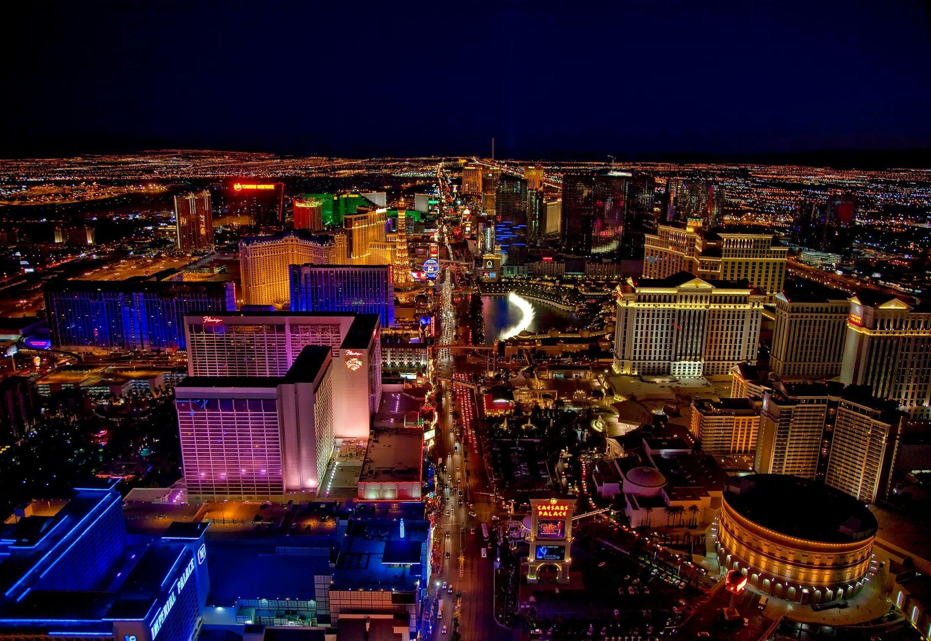 Una vista aérea de la ciudad de Las Vegas por la noche.