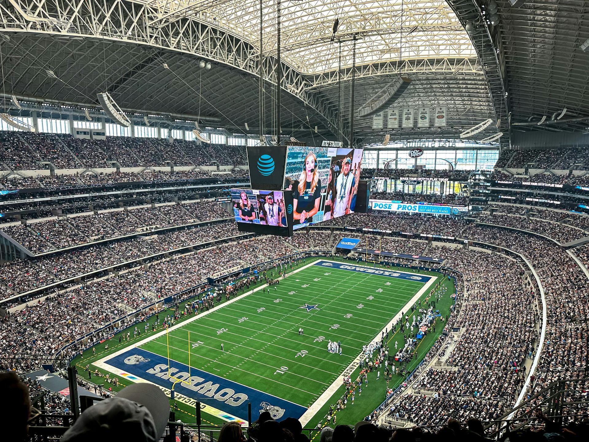 Un estadio lleno de gente viendo un partido de fútbol.