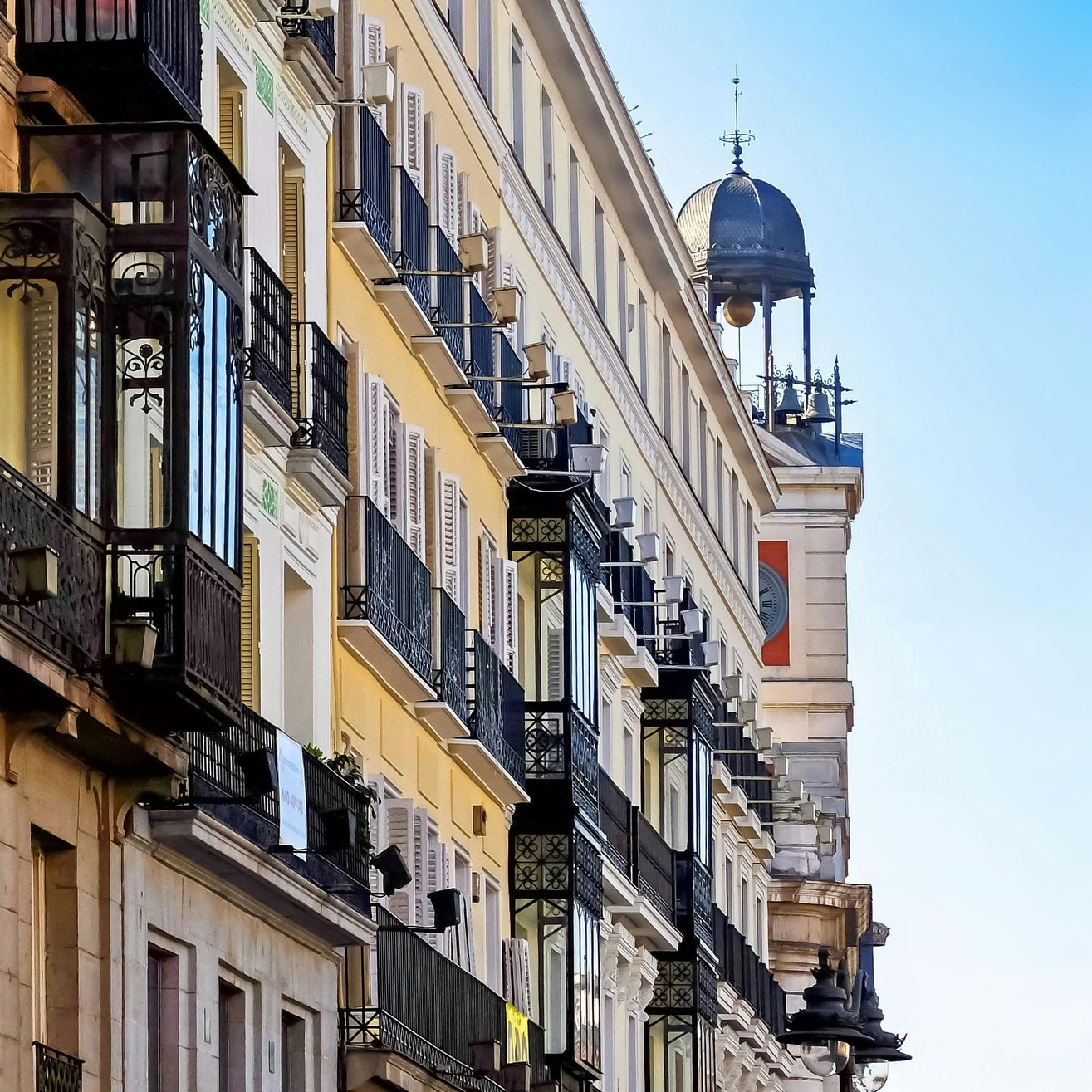 Una vista de una ciudad a través de un agujero en una pared.