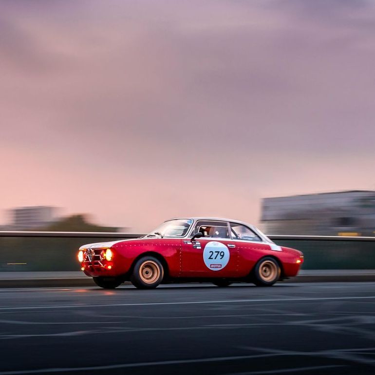 Un coche rojo con el número 279 en el lateral.