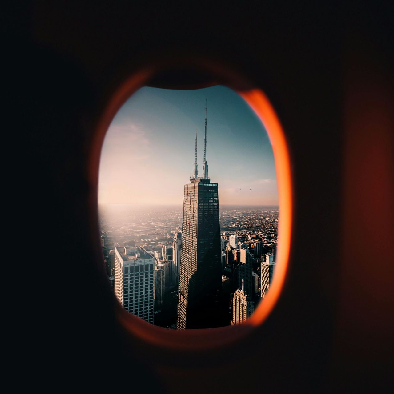 Una vista de una ciudad a través de un agujero en una pared.