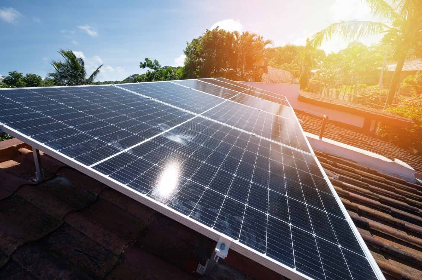 A row of solar panels sitting on top of a roof.