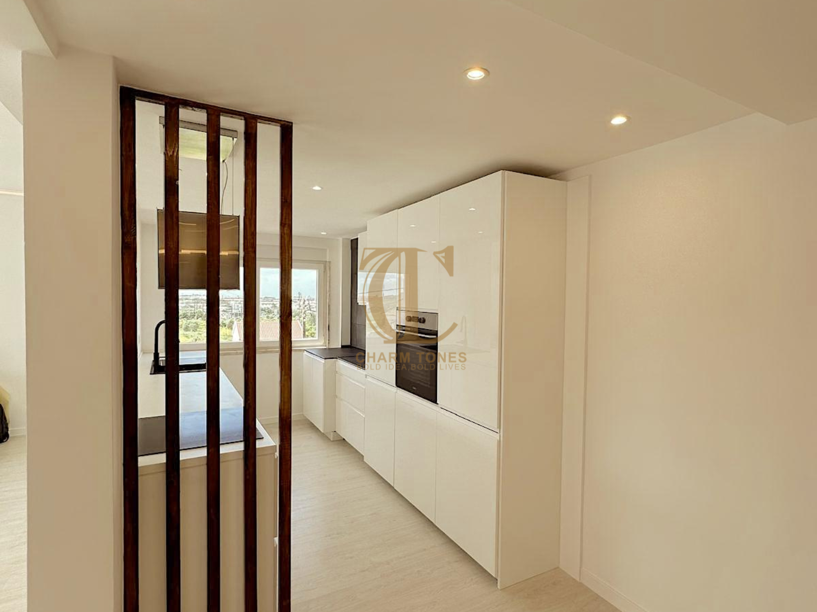 Uma renderização 3D de um corredor em uma casa com uma grade de madeira.