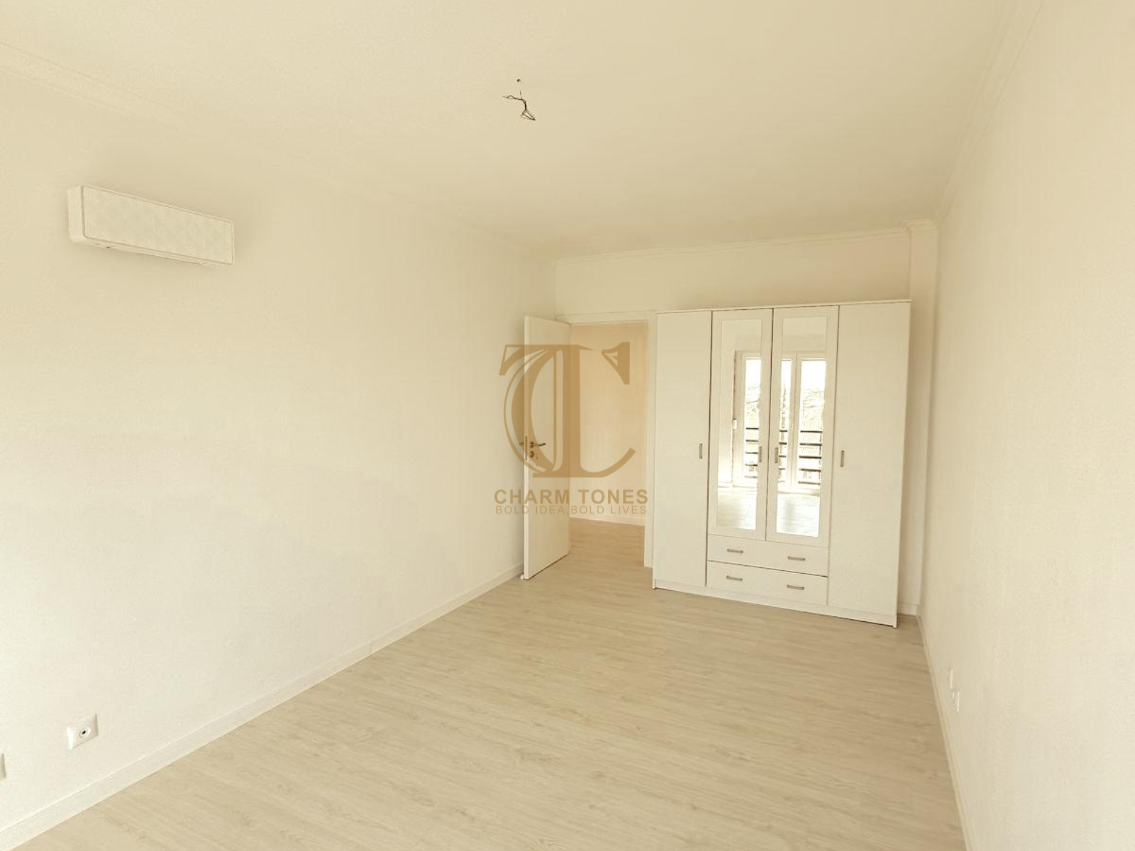Um quarto com uma cama, cadeira, cômoda e janela.