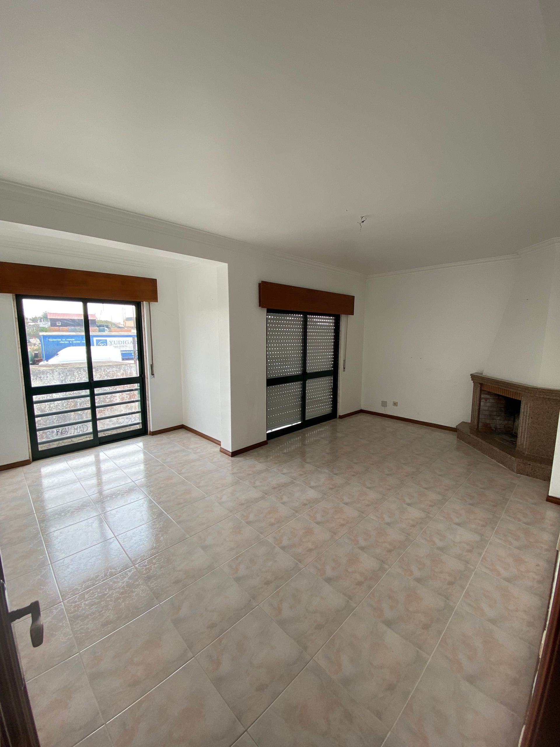 Há uma lareira no meio da sala.