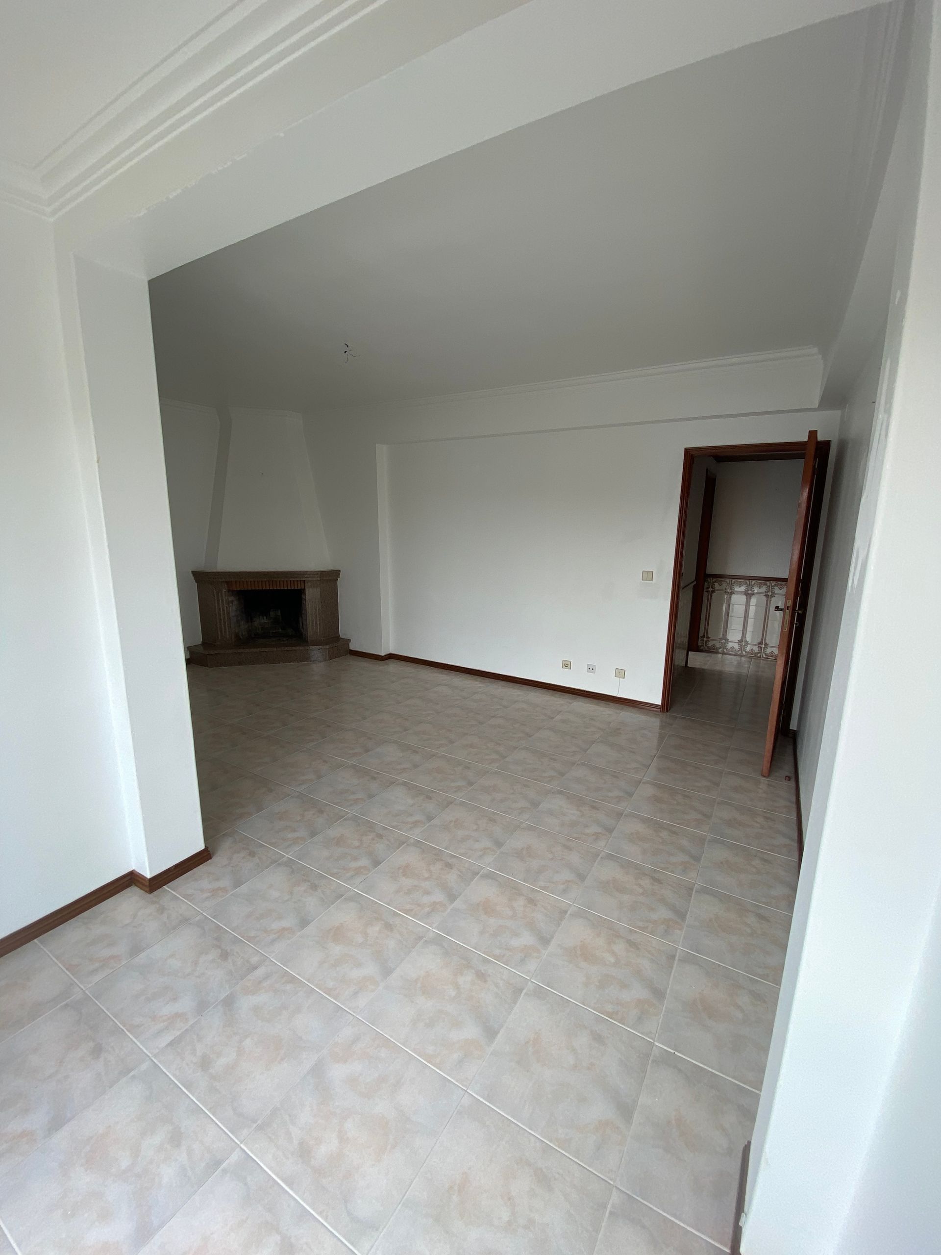 Há uma lareira no meio da sala.