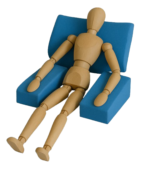 Un manichino da artista in legno è seduto in posizione eretta, sorretto da uno schienale in schiuma blu e da due cuscini blu sui braccioli.