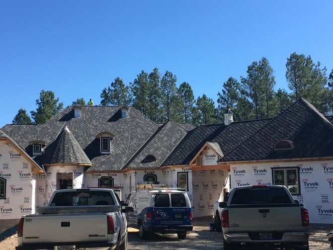 a row of houses with a triangle shaped roof