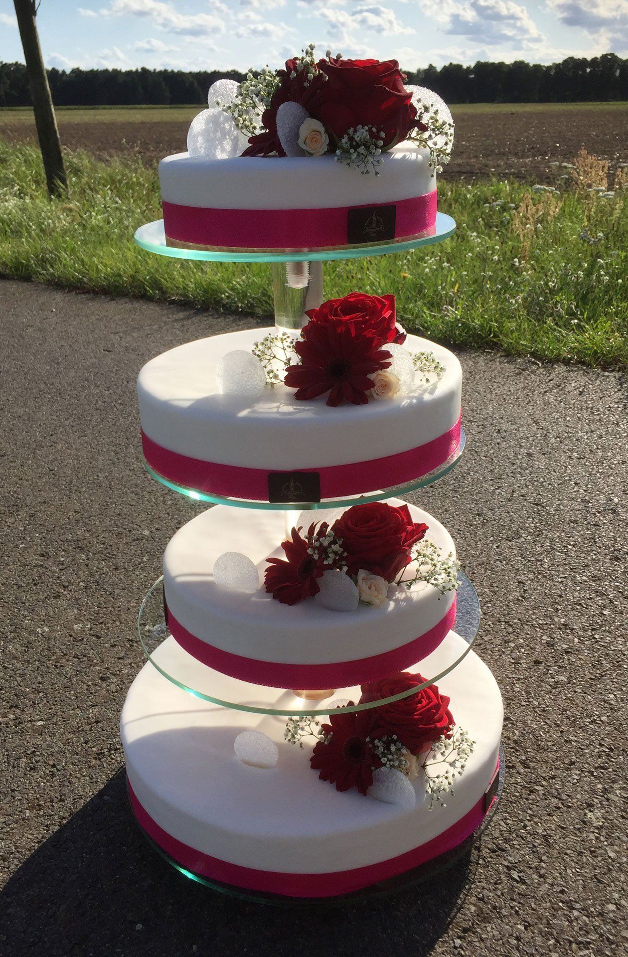 Vierstöckige Hochzeitstorte mit echten Blüten