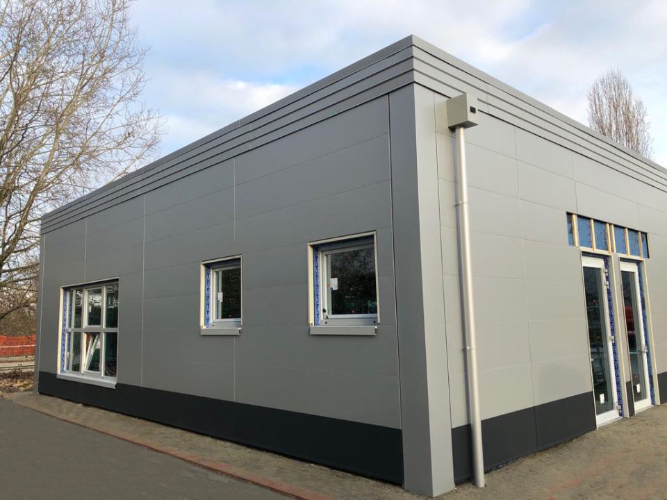 capannone con copertura metallica