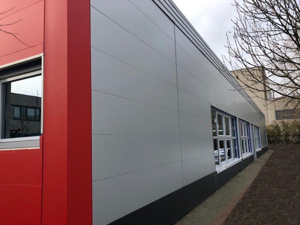 struttura edile con copertura metallica