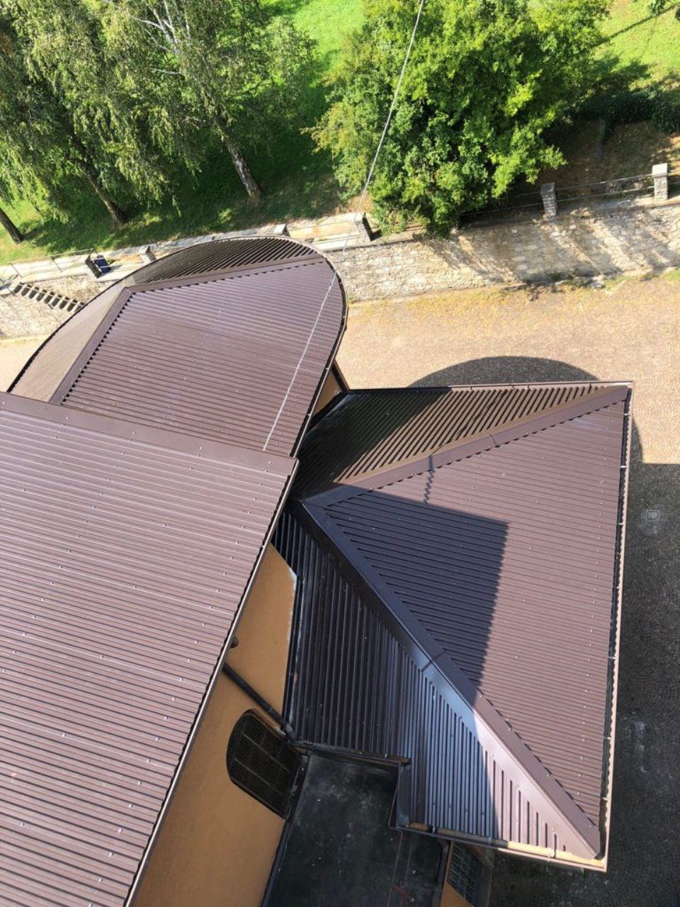 struttura edile con tetto in lamiera