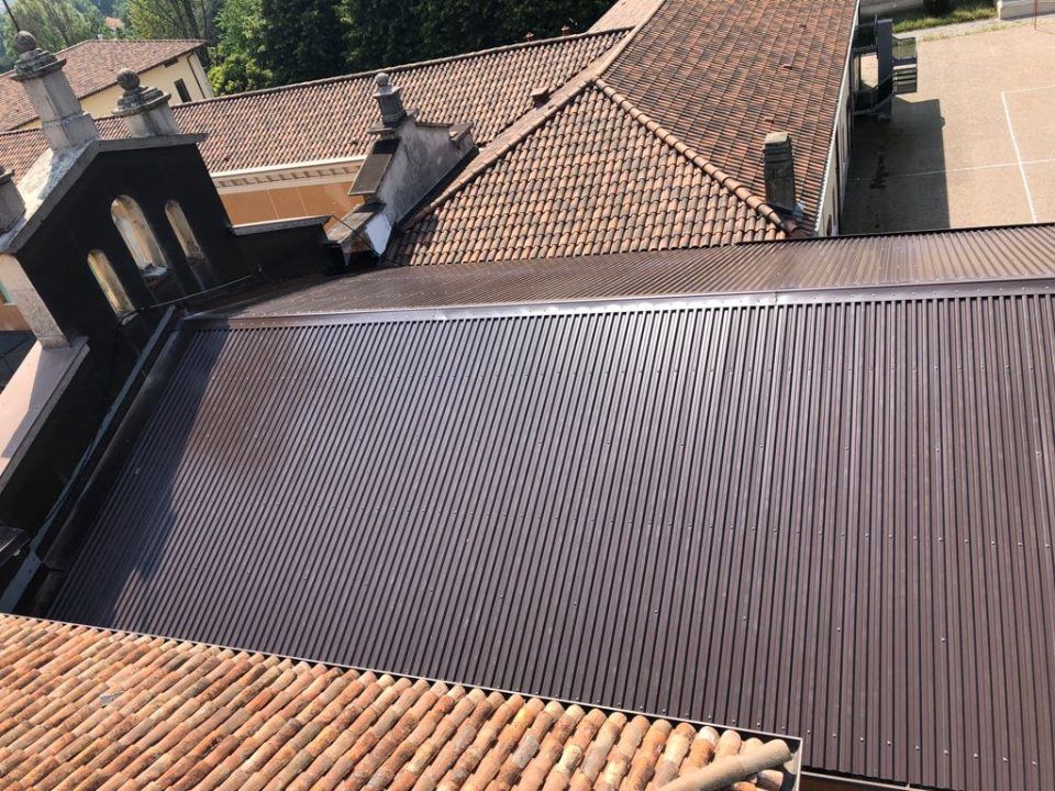 tetto in lamiera di un convento