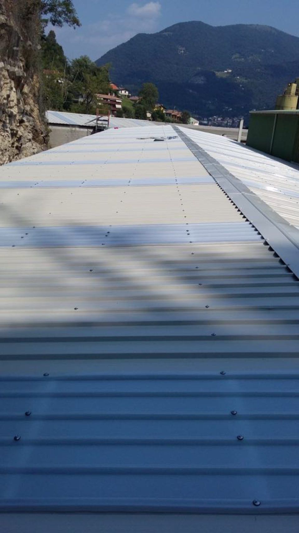 tetto in lamiera grigia su capannone