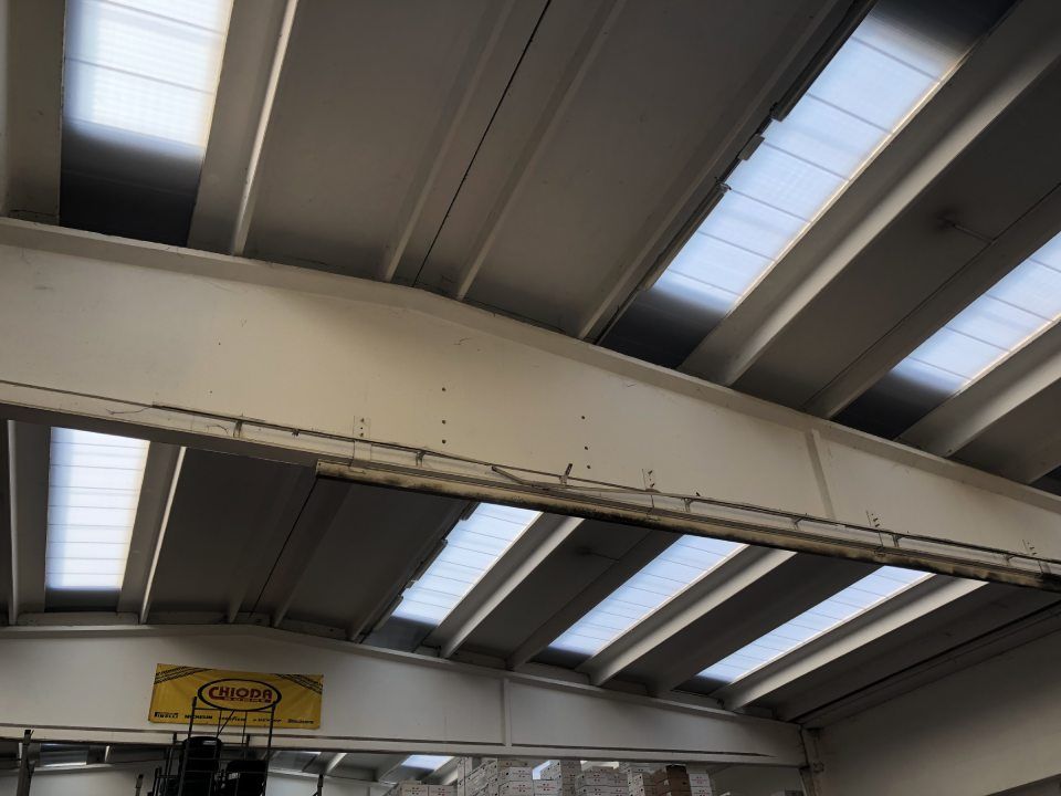 interno capannone con copertura in lamiera