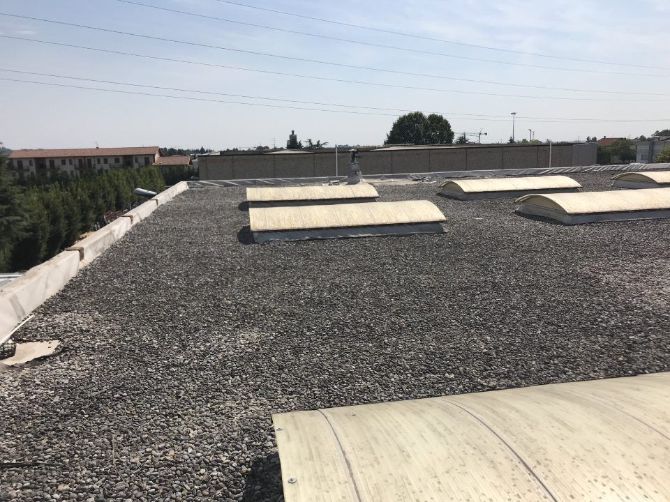 pannelli in amianto e catrame sul tetto di una struttura edile