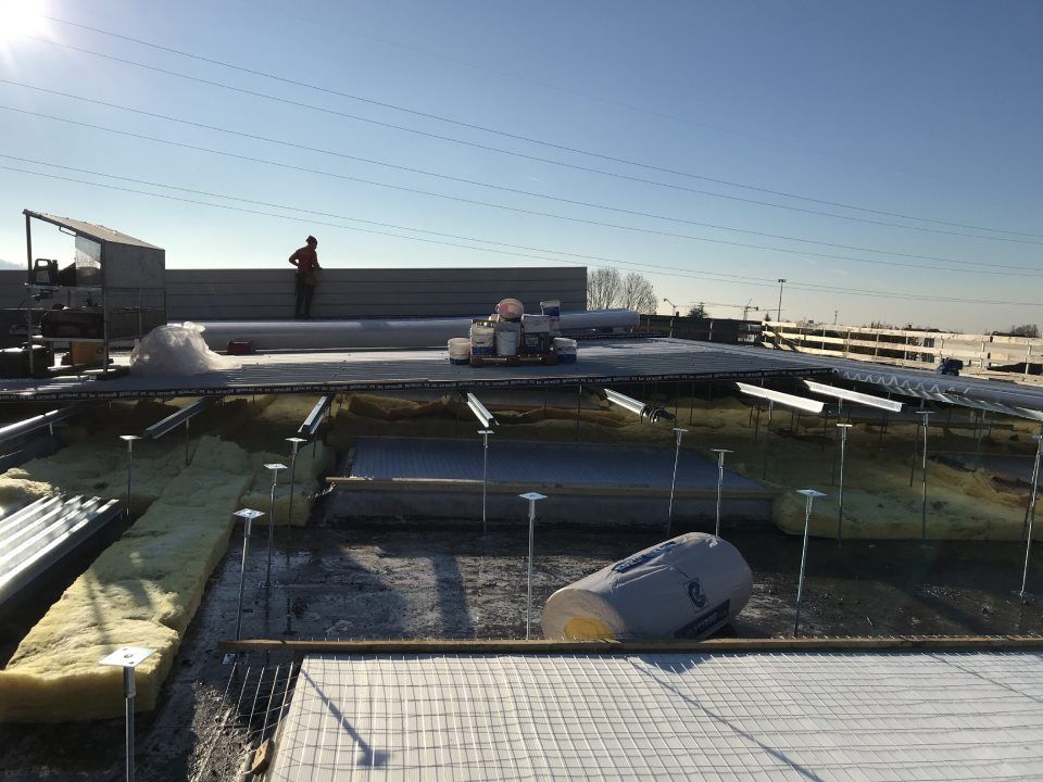 posa di nuova copertura per edificio industriale