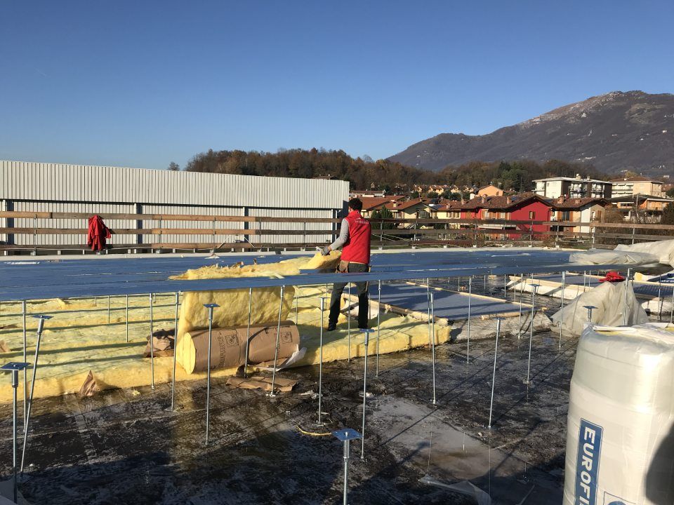 posa di strato ignifugo su tetto edificio industriale