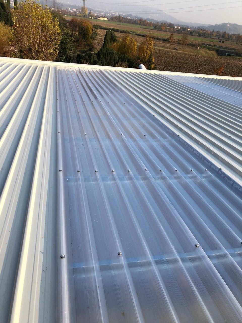 lamiera su strato ignifugo per tetto edificio industriale