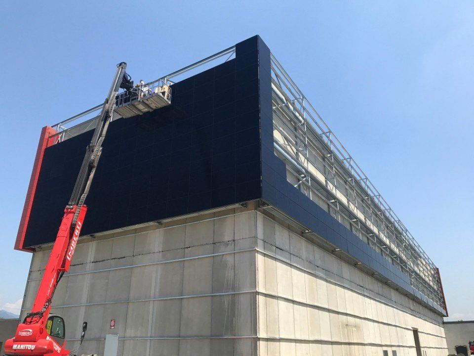 lavori di montaggio delle facciate metalliche