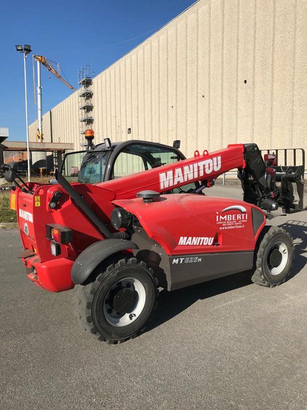 autogrù in parcheggio di un'impresa di coperture metalliche