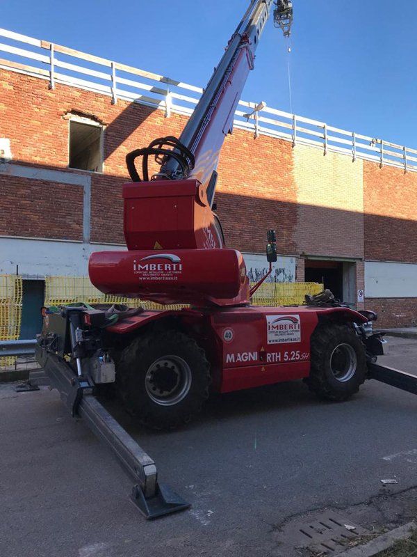 posa di coperture edili con autogrù