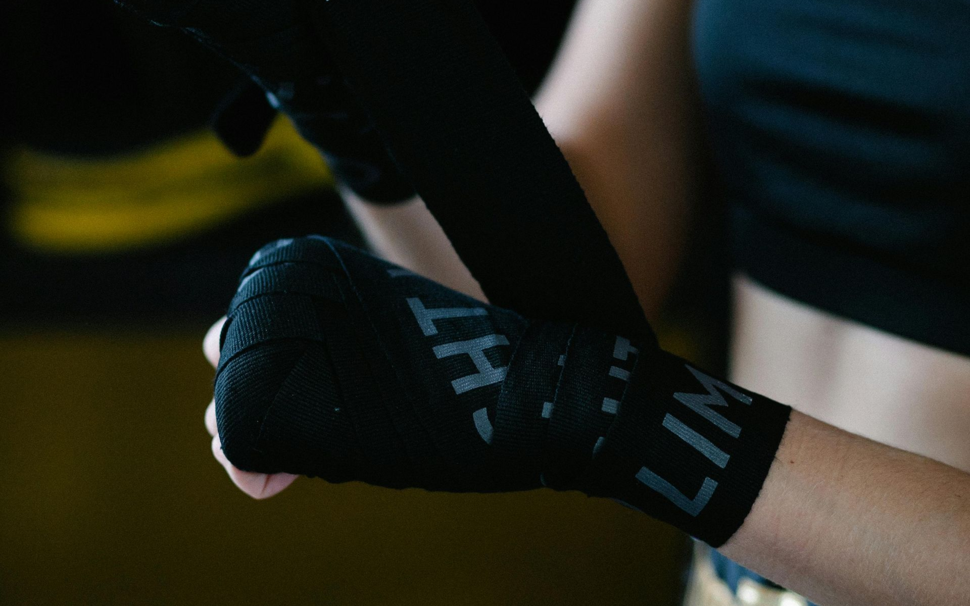 Een groep mensen doet oefeningen op yogamatten in een sportschool.