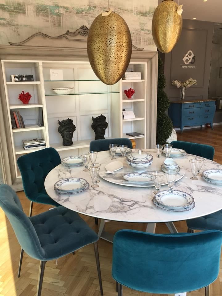 posate su un tavolo in sala da pranzo