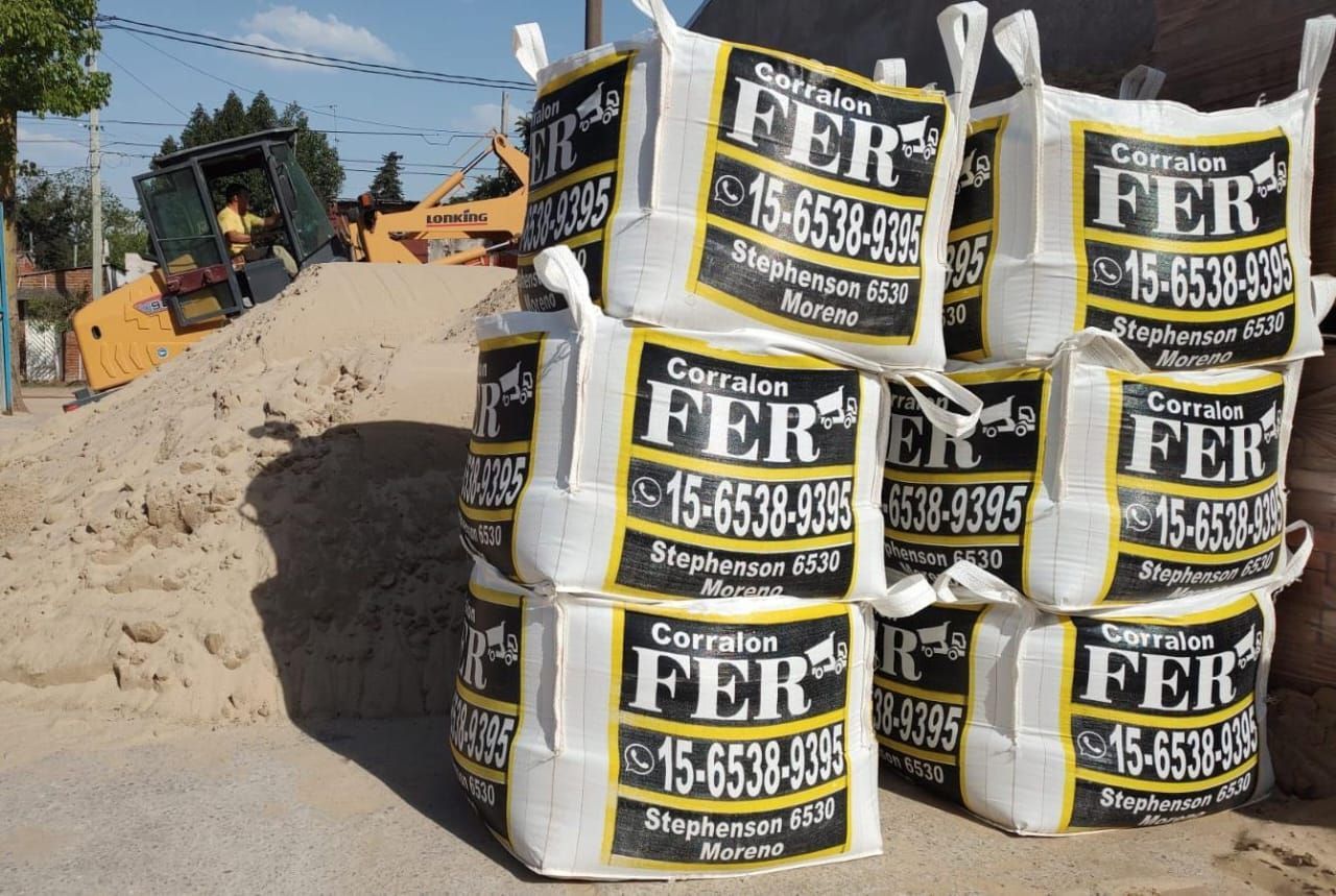 Una pila de bolsas de Fer están apiladas una encima de otra