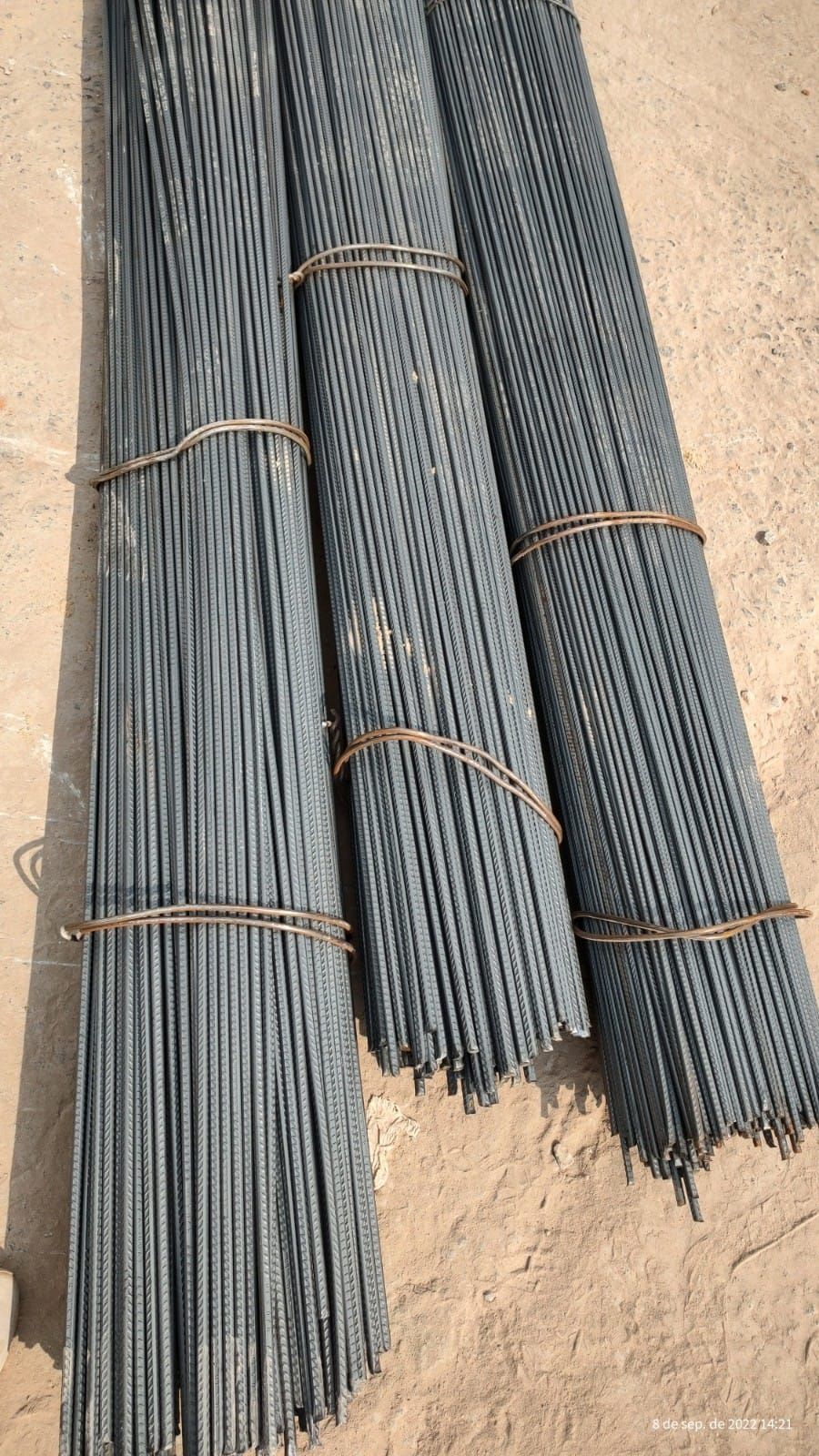 Tres haces de cables están apilados uno encima del otro en el suelo.