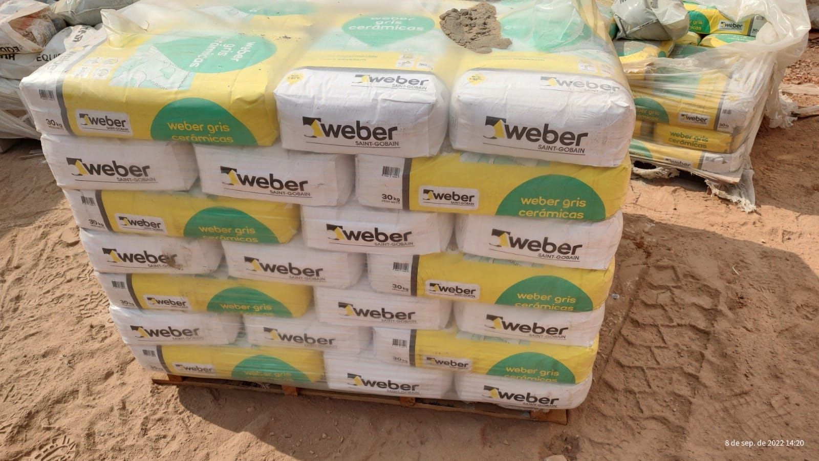 Una paleta de cemento Weber está en el suelo.