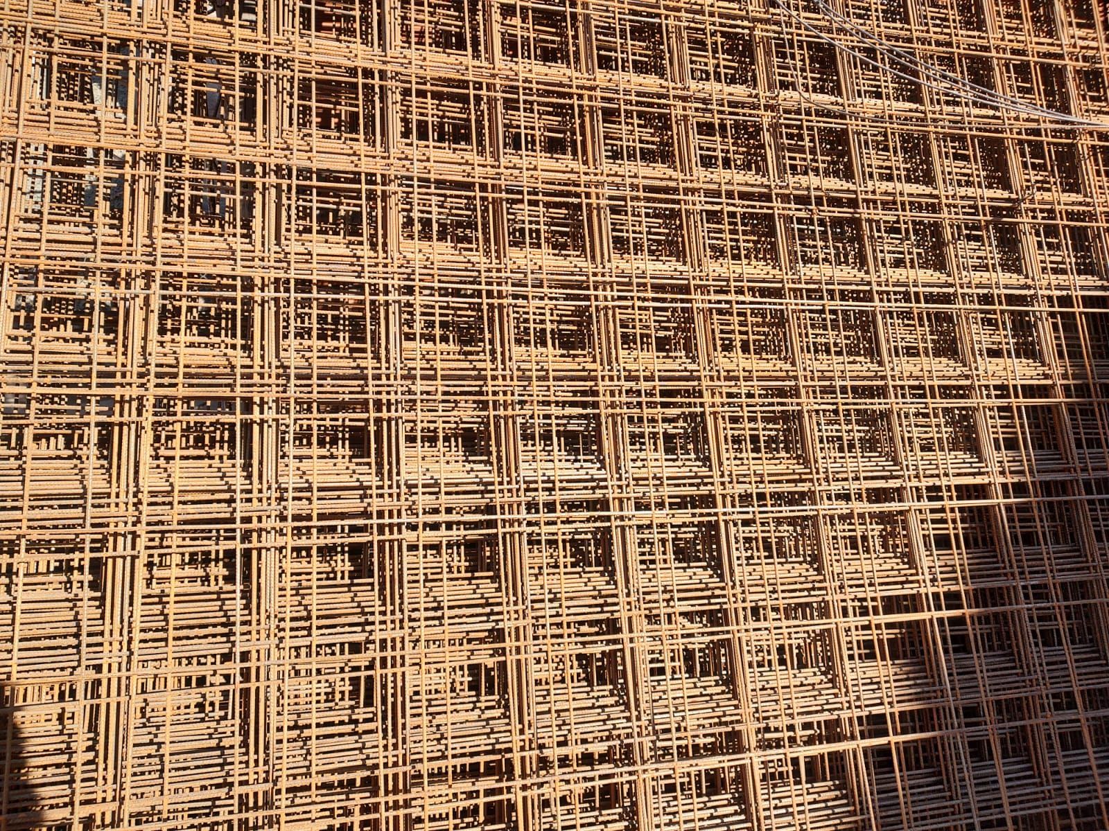 Un primer plano de una pila de malla de alambre en un sitio de construcción.