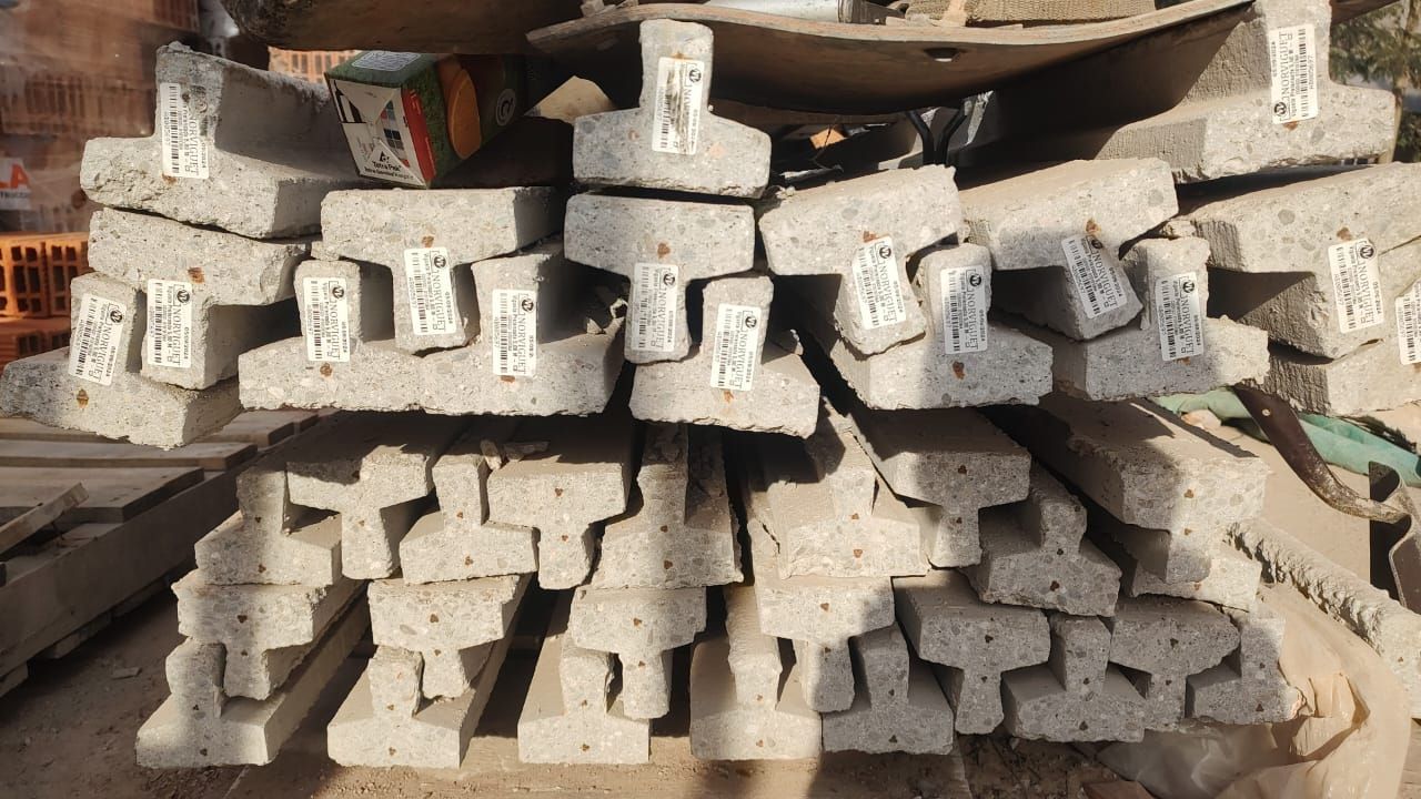 Una pila de bloques de hormigón apilados uno encima del otro