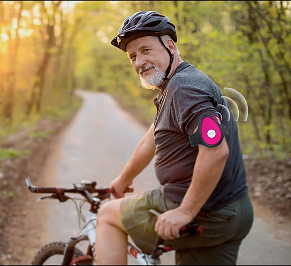 Een man met een helm rijdt op een fiets over een weg