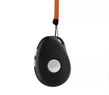 Een zwart SOS-apparaat hangt aan een koord.