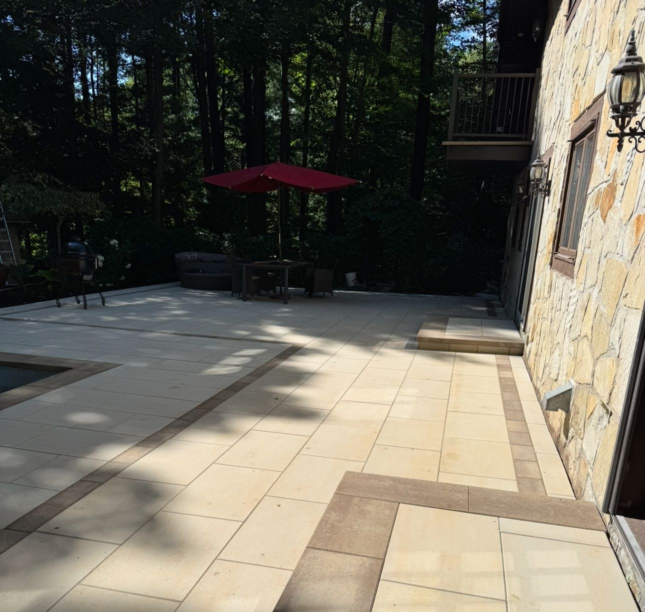 Un bâtiment en briques avec un patio en construction devant lui.
