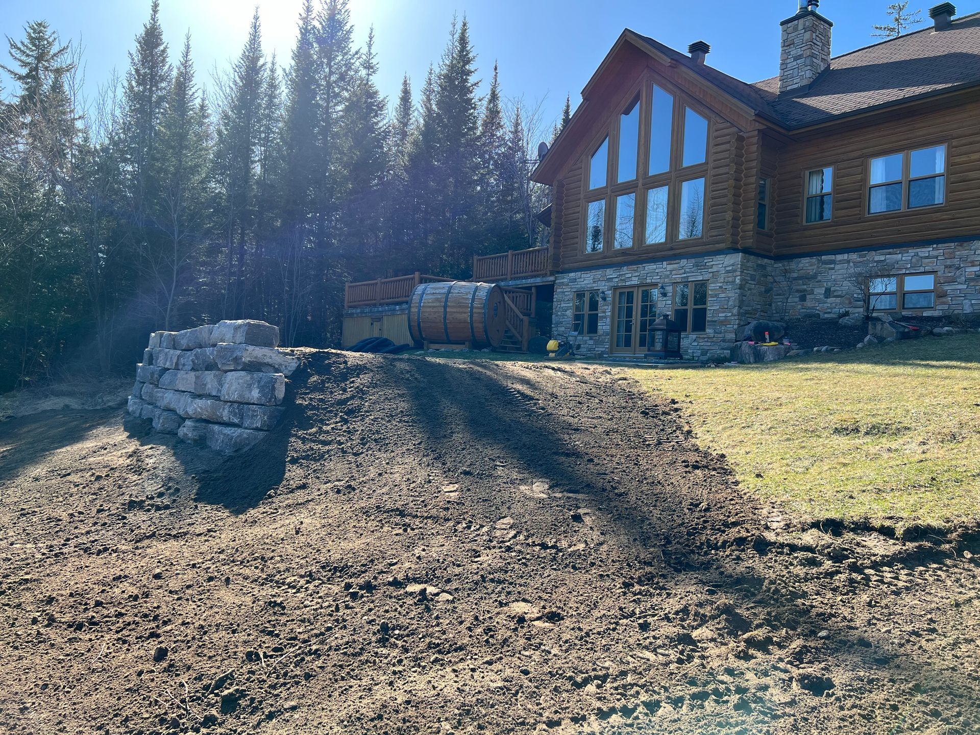 Une grande maison avec beaucoup de fenêtres est entourée d'arbres