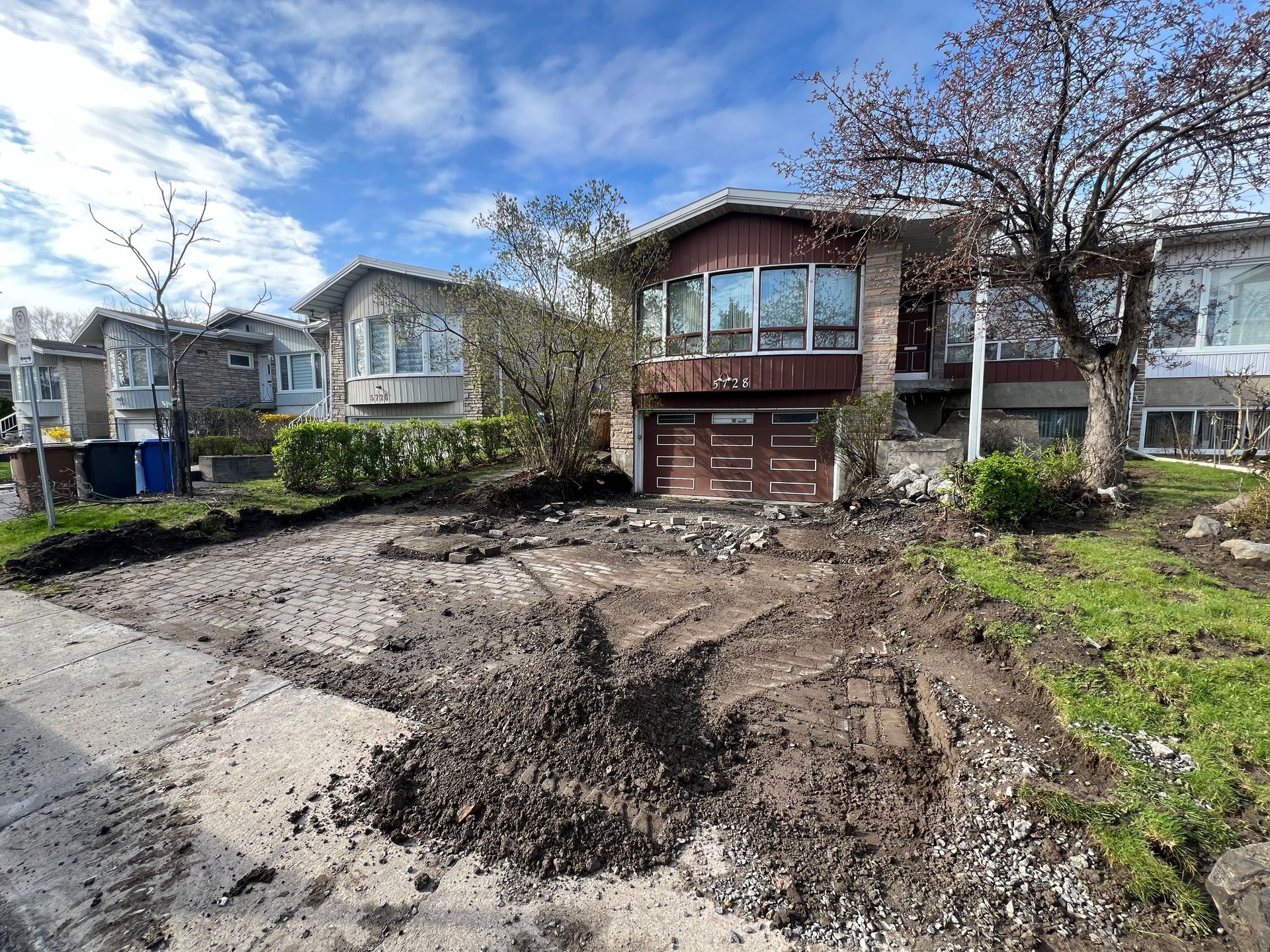 Une maison avec beaucoup de terre devant.