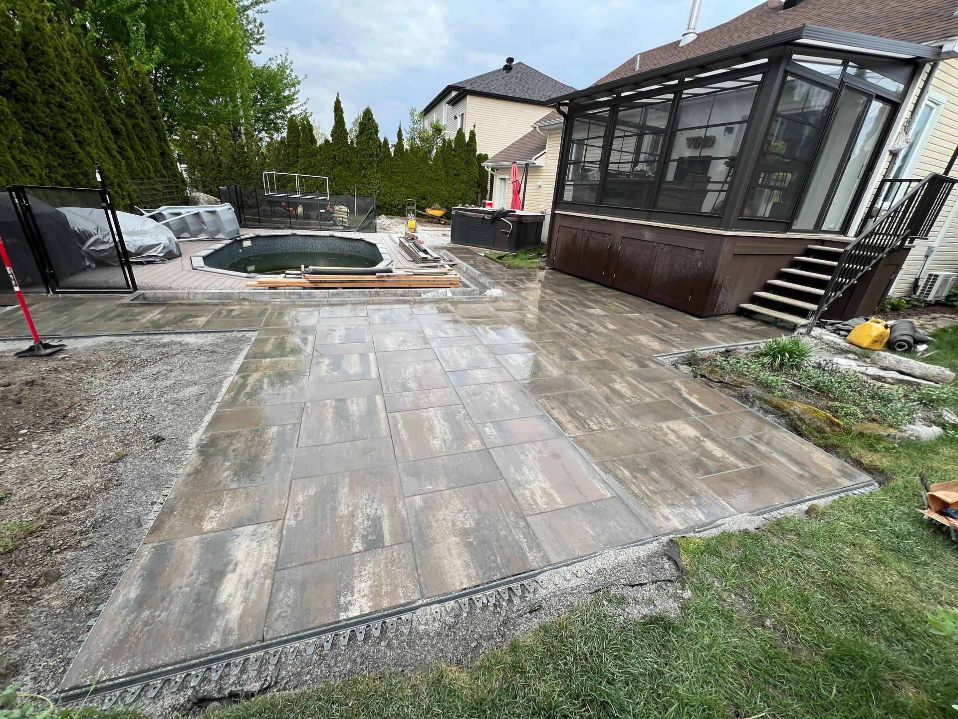 Un patio est en cours de construction dans l'arrière-cour d'une maison.