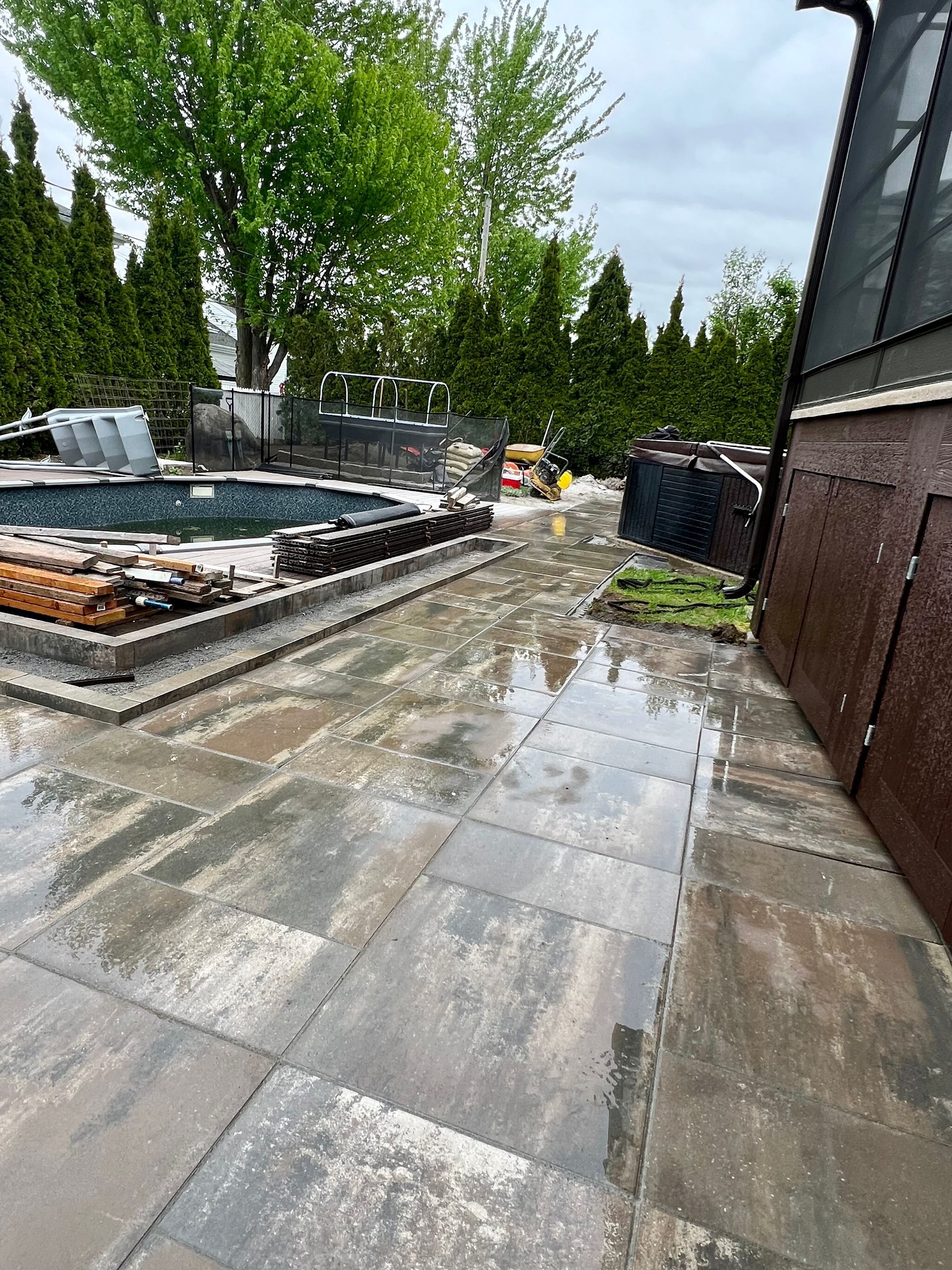 Une piscine est en cours de construction dans l'arrière-cour d'une maison.